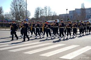 Marynarze z Orkiestry Reprezentacyjnej Marynarki Wojennej w galowych mundurach podczas defilady na zakończenie uroczystości z okazji 80. rocznicy zakończenia walk o Gdynię