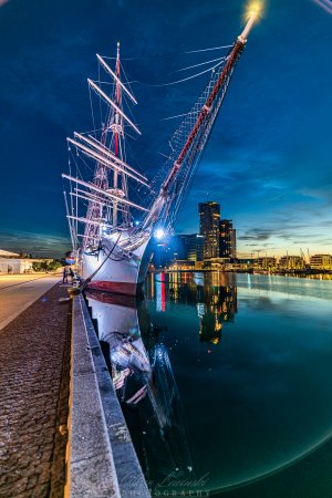 Dar Pomorza w towarzystwie obłoków srebrzystych // fot. Oskar Lewiński (Gdynia NOCĄ - fb.com/lewinskiphotography)