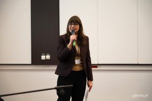 na zdjęciu kobieta z mikrofonem