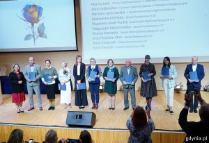 Nagrodzeni i wyróżnieni w towarzystwie wiceprezydentki Oktawii Gorzeńskiej