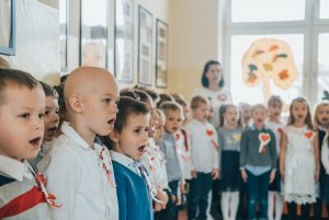 Dzieci w trakcie śpiewania