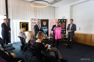 Profesor Tomasz Zdrojewski, doktor Robin Ireland i Marcin Gruchała. Konferencja European Healthy Stadia Network zorganizowana przez Arkę Gdynia, Gdański Uniwersytet Medyczny i Gdyńskie Centrum Zdrowia (fot. Kamil Złoch)