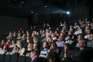 Publiczność Gdyńskiego Centrum Filmowego podczas seansu filmowego