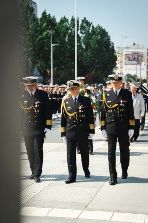 Oficjalne uroczystości z okazji Święta Wojska Polskiego w Gdyni, przy pomniku Polski Morskiej, fot. Kamil Złoch