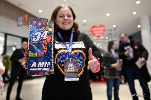 Prezydent Gdyni Aleksandra Kosiorek z puszką WOŚP