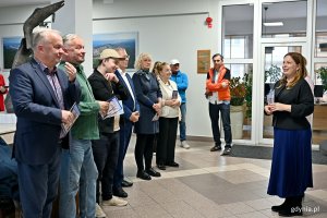 Wiceprezydentka Gdyni Oktawia Gorzeńska i uczestnicy wernisażu podczas oficjalnego otwarcia wystawy &bdquo;Gdynia Miasto Modernizmu&rdquo; 