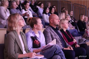 Ludzie w auli na widowni słuchający przemówienia