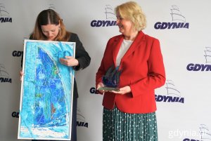 Wręczanie drobnych upominków. Na zdjęciu (od lewej): prezydent Gdyni Aleksandra Kosiorek, przewodnicząca Rady Miasta Kilonii Bettina Aust (fot. Magdalena Starnawska)