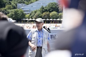 W Alei Żeglarstwa Polskiego odsłonięto tablicę Aleksandra Bereśniewicza. Żeglarza wspominali jego przyjaciele // fot. Paweł Kukla