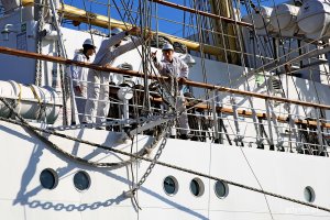 Członkowie załogi „Daru Młodzieży” pracują przy linach podczas cumowania statku przy nabrzeżu Pomorskim // fot. Przemysław Kozłowski