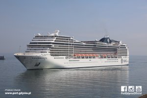 MSC Magnifica wpływa do gdyńskiego portu / fot. Tadeusz Urbaniak 