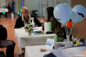 Jedno ze stoisk w Polsat Plus Arenie Gdynia oraz mieszkańcy