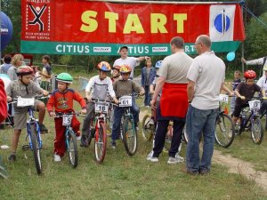 Wyścig rowerowy Rady Dzielnicy Dąbrowa w 2004 roku // fot. archiwum Romana Wasielewskiego