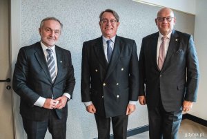 Od lewej: prezydent Gdyni Wojciech Szczurek, JE Ramiro Fernández - ambasador Królestwa Hiszpanii w Polsce oraz Maciej Dobrzyniecki, konsul honorowy Hiszpanii w Gdańsku podczas spotkania w Urzędzie Miasta Gdyni // fot. Kamil Złoch