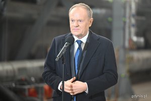 Premier Donald Tusk przemawiający w PGZ Stoczni Wojennej 