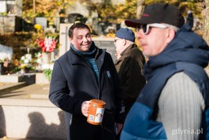 Maciej Wojnicki - radny dzielnicy Witomino podczas kwesty na rzecz gdyńskiego hospicjum 
