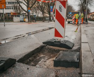 trwające roboty drogowe, trwa wymiana nawierzchni, widoczne oznakowanie i prowadzone roboty