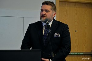 Tadeusz Szemiot – przewodniczący Rady Miasta Gdyni i przewodniczący Komitetu Honorowego Obchodów 100-lecia Gdyni przemawiający podczas spotkania Komitetu Honorowego Obchodów 100-lecia Gdyni 