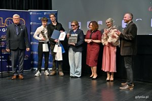 Anna Obuchowska &ndash; pomorski państwowy wojew&oacute;dzki inspektor sanitarny i członkowie jury z laureatami konkursu z Zespołu Szk&oacute;ł Energetycznych w Gdańsku 