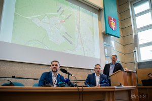 Konferencja prasowa w Urzędzie Miasta Gdyni zapowiadająca zmiany w organizacji ruchu w związku z budową Obwodnicy Witomina. Rafał Studziński (z lewej) – zastępca naczelnika Wydziału Inwestycji Urzędu Miasta Gdyni i Marcin Gromadzki, rzecznik prasowy ZKM-u Gdynia (fot. Kamil Złoch).