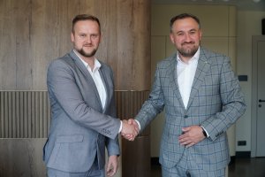 Podpisanie umowy na budowę bloku komunalnego bez barier przy ul. Turkusowej. Od lewej: Bartosz Ożarowski z Kamaro Sp.z o.o. Sp. K., wiceprezydent Gdyni Tomasz Augustyniak (fot. LIS)