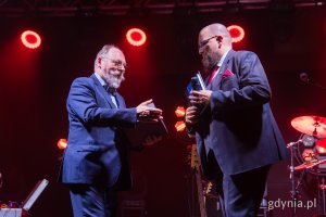 Gala finałowa X edycji Przeglądu Teatrów Amatorskich „Kurtyna” w gdyńskim Małym Kacku. Wręczenie jednej z nagród „Kurtyna dla przyjaciół” dla Jarosława Biereckiego (fot. Paweł Budziński)