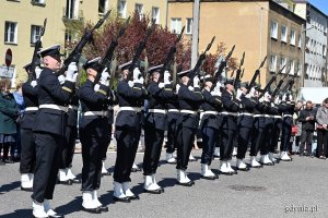 Kompania Reprezentacyjna Marynarki Wojennej oddająca salwę honorową podczas Narodowego Święta Konstytucji 3 Maja // fot. Michał Puszczewicz