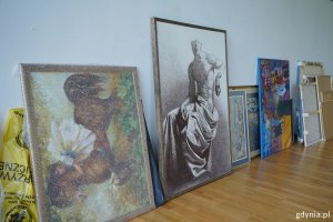 Obrazy absolwentów wieszane w Art39