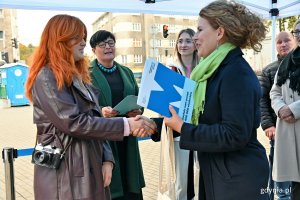 Emilia Michalska - kanclerz Uniwersytetu WSB Merito w Gdyni wręcza nagrodę Kindze Kulpie - laureatce konkursu "Uniwersytet WSB Merito maluje się dla Gdyni" // fot. Magdalena Czernek