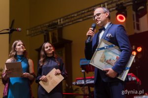 Gala finałowa X edycji Przeglądu Teatrów Amatorskich „Kurtyna” w gdyńskim Małym Kacku. Przemawia wicewojewoda pomorski Emil Rojek (fot. Paweł Budziński)