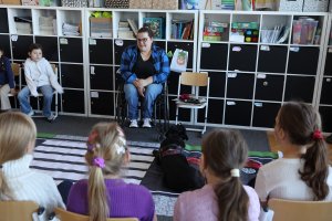 Marta Czachor z Wydziału Dostępności UM z Delicją pokazały jak pracuje pies asystujący