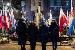 Ludzie zgromadzeni przy pomniku