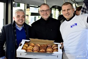 Akcja promocyjna PKA w Gdyni i Mercedesa z okazji tłustego czwartku. Na zdjęciu od lewej: Adam Kempiński, dyrektor Działu sprzedaży autobusów miejskich i zamówień publicznych Daimler Buses EvoBus Polska, Michał Guć, wiceprezydent Gdyni ds. innowacji oraz Lech Żurek, prezes Przedsiębiorstwa Komunikacji Autobusowej. (fot. Kamil Złoch)