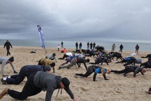 Trenowali na plaży w słusznej sprawie