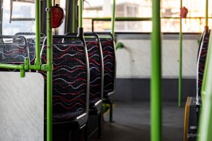 Wnętrze Ikarusa 280T, kt&oacute;ry już znajduje się na zajezdni PKT w Gdyni (fot. Kamil Złoch)