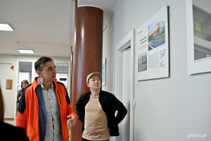 Dyrektor projekt&oacute;w strategicznych Agencji Rozwoju Gdyni Jacek Debis i grafik Jan Rutka podczas wernisażu wystawy &bdquo;Gdynia Miasto Modernizmu&rdquo; w Galerii Ratusz na pierwszym piętrze gł&oacute;wnego budynku Urzędu Miasta Gdyni 