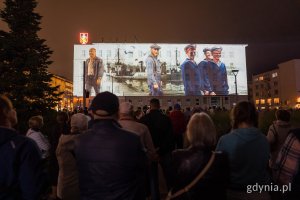 &bdquo;Zaczęło się  od morza. Baśniowa opowieść o Gdyni&rdquo;, video mapping na fasadzie urzędu miasta i widzowie