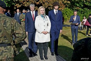 Beata Zastawna &ndash; przewodnicząca Rady Miasta Gdyni, wiceprezydent Rafał Geremek oraz przedstawiciel Młodzieżowej Rady Miasta Gdyni składający kwiaty pod Obeliskiem Obrońc&oacute;w Kępy Oksywskiej podczas uroczystości z okazji 87. rocznicy zakończenia walk w obronie Kępy Oksywskiej