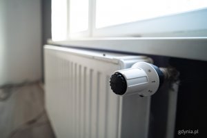 Wnętrze jednego z mieszkań komunalnych w Gdyni, kt&oacute;re wymaga remontu i zostanie uwzględnione w programie (fot. Kamil Złoch)