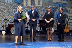 Jedną z laureatek 26. edycji konkursu &bdquo;Gdynia bez barier" jest asp. Ewa Kurowska z Komendy Miejskiej Policji w Gdyni za szczeg&oacute;lne zasługi w edukacji mieszkańc&oacute;w w zakresie bezpieczeństwa. Medal wręczył wiceprezydent Gdyni Tomasz Augustyniak (Fot. Mirosław Pieślak)