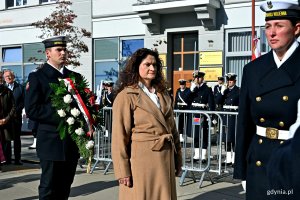 Posłanka Dorota Arciszewska-Mielewczyk składająca kwiaty pod pomnikiem podczas uroczystości z okazji 87. rocznicy pierwszych wysiedleń Gdynian