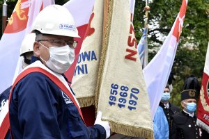 Uczestnicy gdyńskiej uroczystości upamiętniającej wydarzenia Sierpnia '80 i podpisania porozumień sierpniowych // fot. Marcin Mielewski