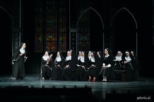 Zdjęcie z pr&oacute;by medialnej spektaklu &bdquo;Zakonnica w przebraniu&rdquo; w Teatrze Muzycznym w Gdyni. Scena zbiorowa 