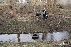 Jeden z uczestników sprzątania terenu przy Źródle Marii, które zorganizowano w ramach akcji „Godzina dla Ziemi WWF”