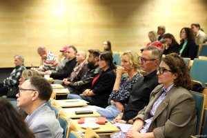 Wśr&oacute;d publiczności m.in. Karolina Grabowicz-Matyjas, dyrektorka Muzeum Emigracji w Gdyni i Sebastian Tyrakowski, zastępca dyrektora Muzeum Emigracji w Gdyni