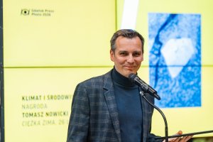 Fotograf Tomasz Nowicki z nagrodą podczas gali Gdańsk Press Photo 2026