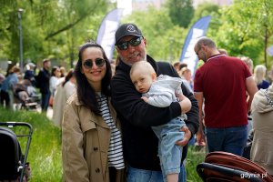 Uczestnicy akcji sadzenia Drzewka Życia w Parku Centralnym