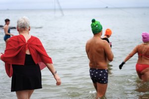 Grupa os&oacute;b w wodzie