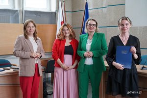 Na zdjęciu od lewej: wiceprezydentka Gdyni Oktawia Gorzeńska (przewodnicząca rady w I kadencji), koordynatorka ds. Praw Człowieka Marta Otrębska i Agnieszka Tokarska &ndash; wiceprzewodnicząca rady w I kadencji oraz członkini Gdyńskiej Rady Kobiet II kadencji Krzysztofa Gom&oacute;łka-Pawlicka (fot. Karolina Szypelt)