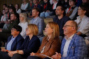 Od prawej: dyrektor ZSO nr 8 w Gdyni Witold Chudyszewicz, wiceprezydentka Gdyni Oktawia Gorzeńska i Monika Kucharczyk, dyrektorka Uniwersytetu WSB Merito filii w Gdyni